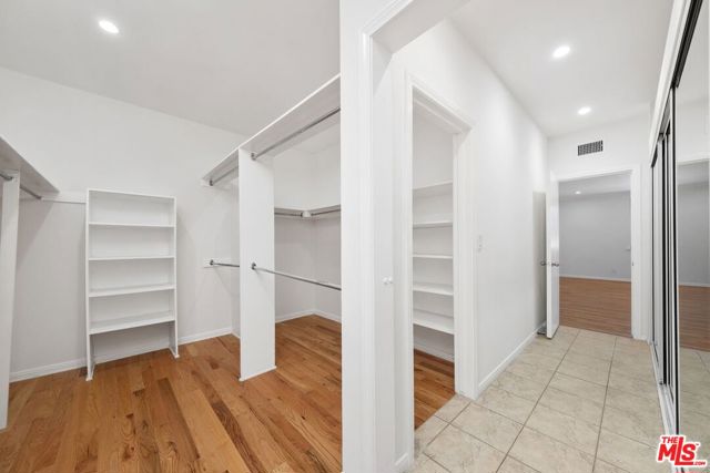517 N Elm Drive, Beverly Hills CA: https://media.crmls.org/mediaz/688796d9-3354-4e0e-b05e-efc30c44df97.jpg
