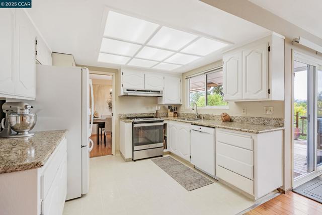 92 Gaywood Pl, Moraga CA: https://media.crmls.org/mediaz/68879b11-d6dd-40a9-8714-658531a363eb.jpg