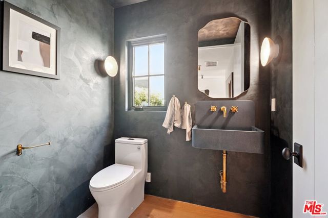 4539 Atoll Avenue, Sherman Oaks CA: https://media.crmls.org/mediaz/6888c854-d9fd-471f-af34-a59c85b68a22.jpg