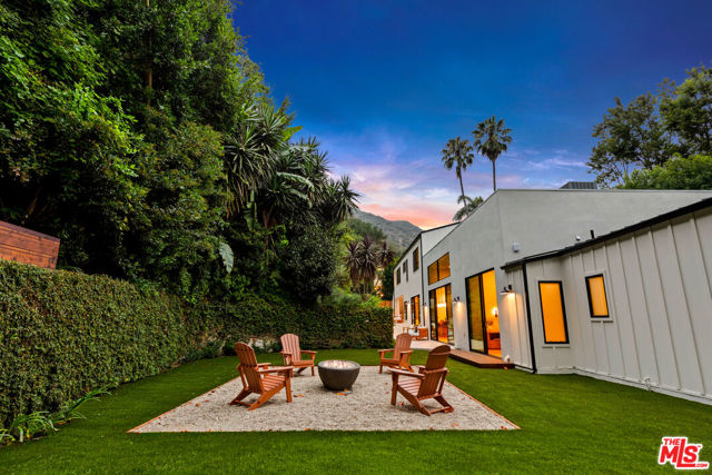 1401 N Bundy Drive, Los Angeles CA: https://media.crmls.org/mediaz/68893853-c76e-4ece-8a84-f46baeb70949.jpg