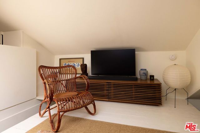 1452 Westerly Terrace, Los Angeles CA: https://media.crmls.org/mediaz/68895e5d-400c-41b3-8508-d6253020d8f8.jpg