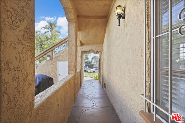 1143 S Rimpau Boulevard, Los Angeles CA: https://media.crmls.org/mediaz/6889ec8c-23c1-411c-93bd-c767e05c4d2c.jpg