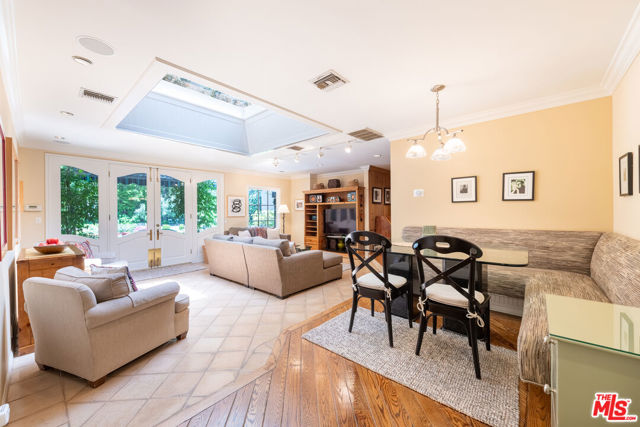4722 Noeline Avenue, Encino CA: https://media.crmls.org/mediaz/688a2eb3-2f0b-429f-9e03-cf706b3e2cc9.jpg