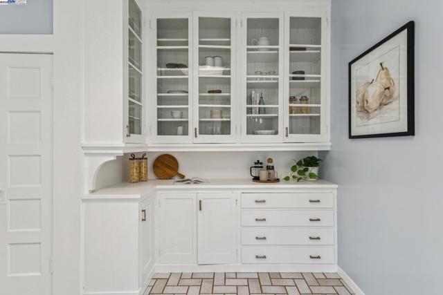 5811 Romany, Oakland CA: https://media.crmls.org/mediaz/688a50c2-f5d2-45d9-af76-63aef305d00c.jpg