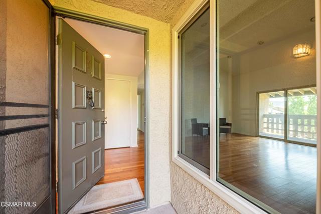 460 Arbor Lane Court, Thousand Oaks CA: https://media.crmls.org/mediaz/688a63e5-452e-416c-a339-1a4f3a3dd028.jpg