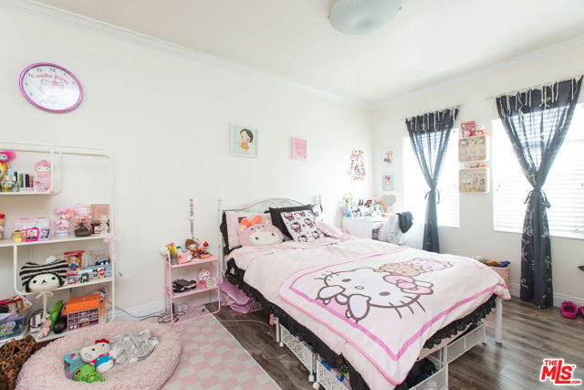 4504 Maplewood Avenue, Los Angeles CA: https://media.crmls.org/mediaz/688afc8f-c48d-43b5-8767-750907b0e087.jpg