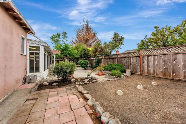 1315 Mersey Ave, San Leandro CA: https://media.crmls.org/mediaz/688d83ef-0278-456f-a131-1ed5e434893f.jpg