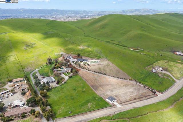 5388 Doolan Rd, Livermore CA: https://media.crmls.org/mediaz/688e56e8-7bd8-4861-a831-27f288958443.jpg