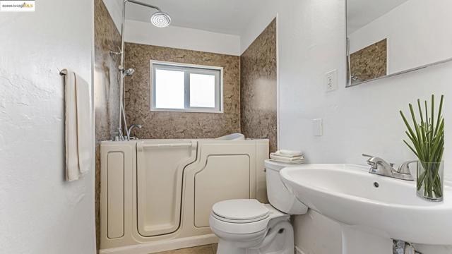 528 LA PRENDA DRIVE, Oakland CA: https://media.crmls.org/mediaz/688f1442-8a87-4576-ad37-0f7d7e689d22.jpg