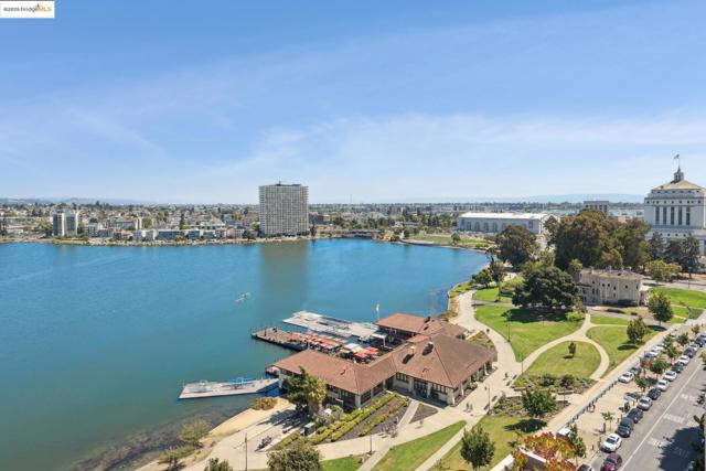 1555 Lakeside Dr, Oakland CA: https://media.crmls.org/mediaz/688f1af3-1735-4b17-808f-76822d5e1511.jpg