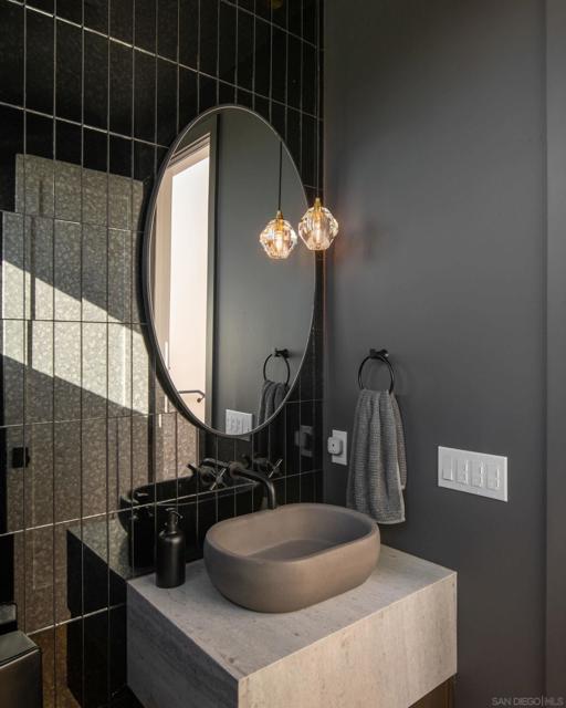 12994 Via Esperia, Del Mar CA: https://media.crmls.org/mediaz/688f64d3-3879-458a-a919-50758d0c1f97.jpg