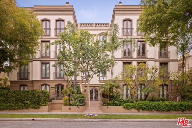 132 S Crescent Drive, Beverly Hills CA: https://media.crmls.org/mediaz/688f9667-724d-44e2-9f9a-12b2c4c56b17.jpg