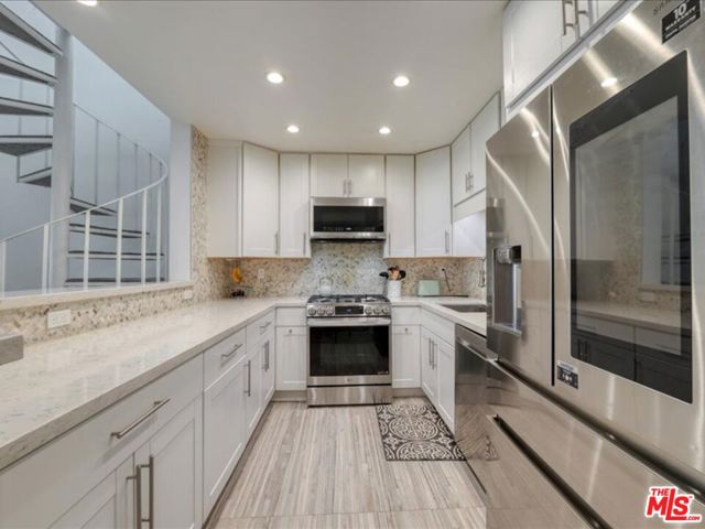 4477 Woodman Avenue, 304 photo 7