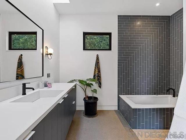 2585 Calle Del Oro, La Jolla CA: https://media.crmls.org/mediaz/68917cbd-dc11-4d06-92be-4da262a04648.jpg