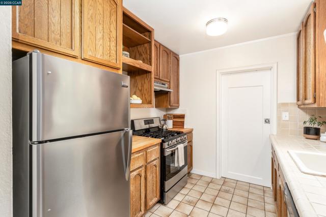 6 View St, Vallejo CA: https://media.crmls.org/mediaz/6892804e-4618-4cfb-99db-3ff7a4a50d65.jpg