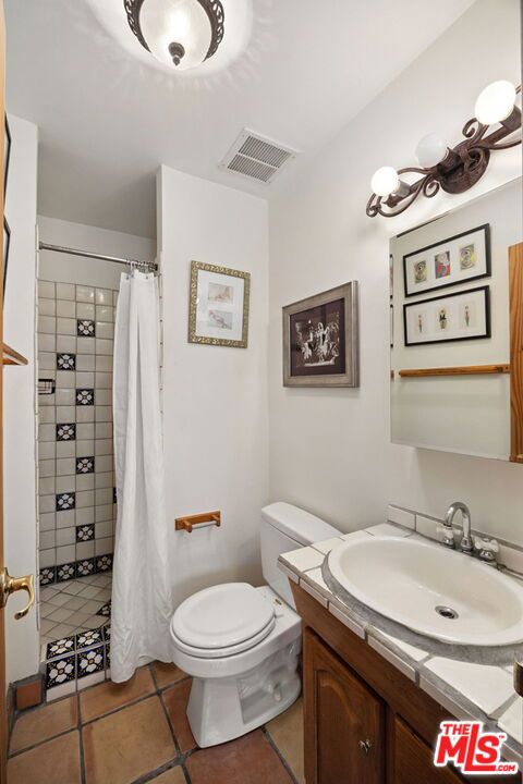 100 S Doheny Drive, Los Angeles CA: https://media.crmls.org/mediaz/68929975-681d-4854-b0f0-bf437059c623.jpg