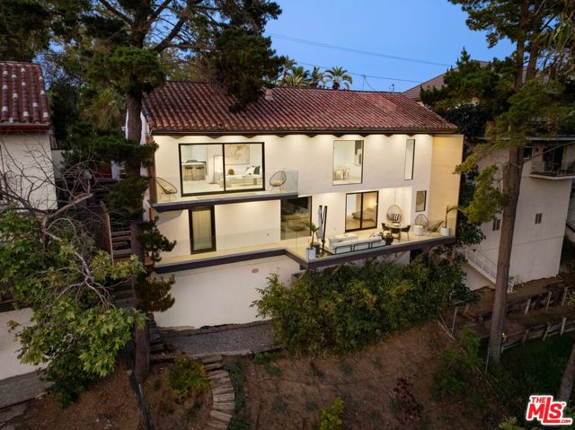 8583 Skyline Drive, Los Angeles CA: https://media.crmls.org/mediaz/6893940b-5ce9-440a-b016-79b4060b6ad8.jpg