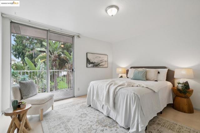 1425 Lakeside DR, Oakland CA: https://media.crmls.org/mediaz/68939cbf-1b1c-4534-a6d5-928221a3a506.jpg