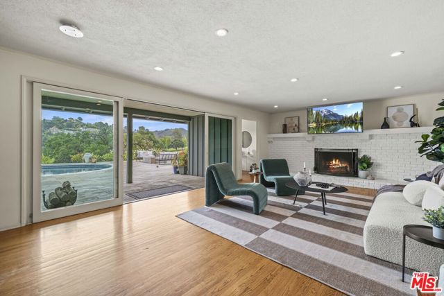 4650 Canoga Avenue, Woodland Hills CA: https://media.crmls.org/mediaz/6894177c-b1f7-492d-bacf-bdd26267fa6c.jpg