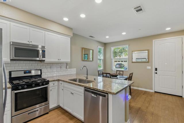 841 Fan Palm Ln, Brentwood CA: https://media.crmls.org/mediaz/6894ae4a-6151-4671-ab25-535f93be3699.jpg