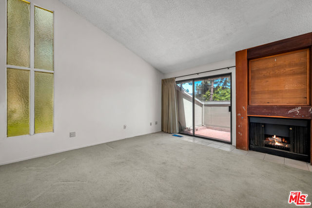 13135 Mindanao Way, Marina del Rey CA: https://media.crmls.org/mediaz/6894ee21-7313-4308-a643-8a620b4fcbd6.jpg