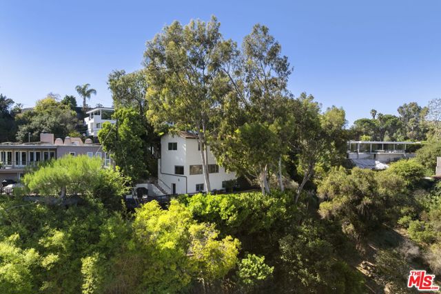 1018 N Tigertail Road, Los Angeles CA: https://media.crmls.org/mediaz/689503cd-2f18-4d2f-8239-7e642a0c9c5d.jpg