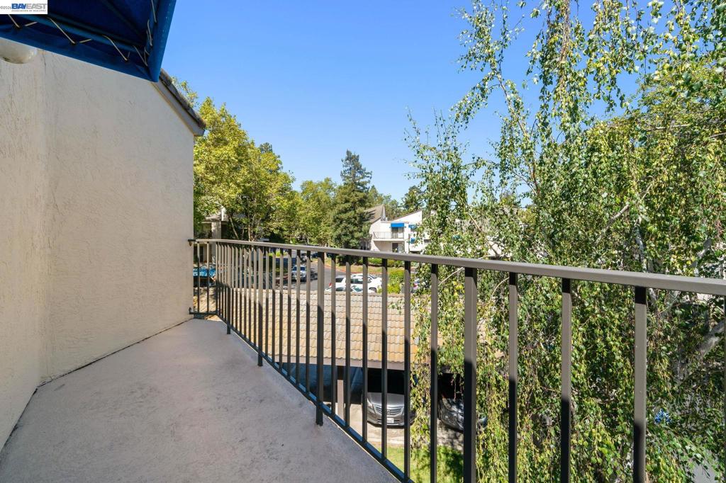 https://media.crmls.org/mediaz/689512d0-0d35-4756-b3bc-95df942a0394.jpg?preset=X-Large