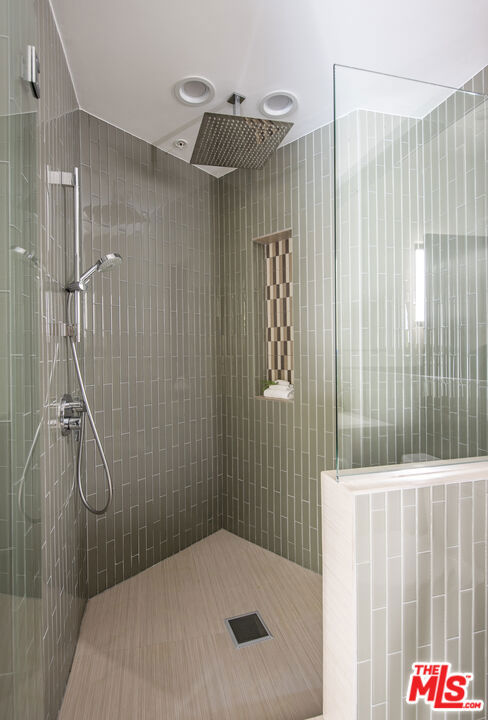 9852 San Circle, Beverly Hills CA: https://media.crmls.org/mediaz/68959782-33c6-479a-8015-8b8963c25526.jpg