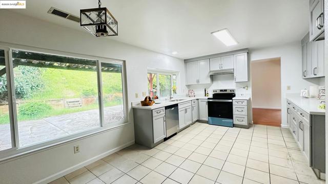 3593 Morningside Dr, Richmond CA: https://media.crmls.org/mediaz/6895ad1b-3157-4b26-acc1-374caed83589.jpg