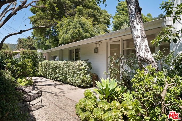 3366 Mandeville Canyon Road, Los Angeles CA: https://media.crmls.org/mediaz/6895ca6b-30dd-47e3-9b35-9887ac8be566.jpg