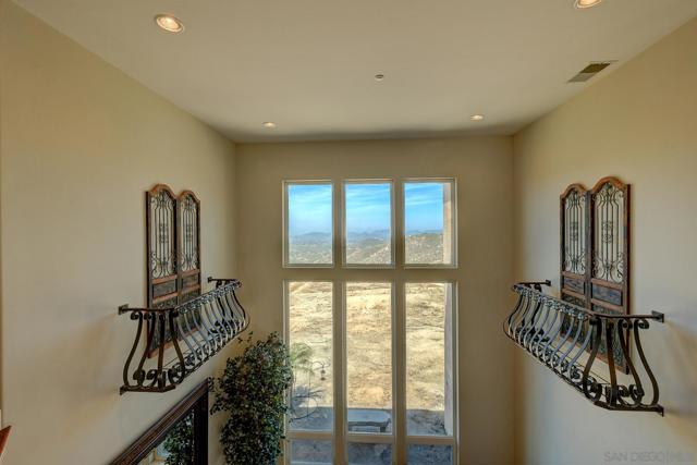 16677 Falcon Heights Rd, Ramona CA: https://media.crmls.org/mediaz/68968419-afe1-4571-93a1-3dd4a2da5774.jpg