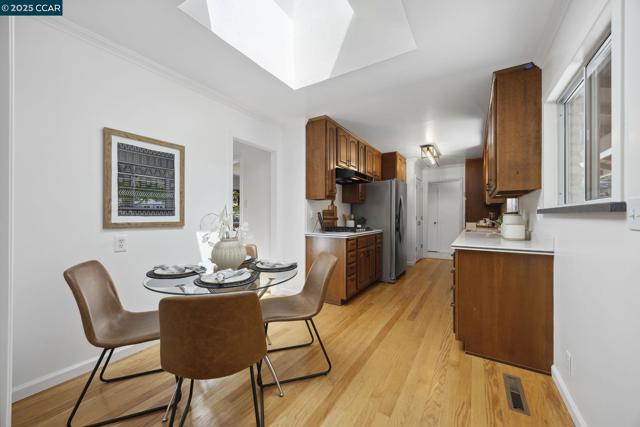 38 Oakdene Ct, Walnut Creek CA: https://media.crmls.org/mediaz/689695e5-fc4f-4d80-b9f5-dfeecb157a88.jpg