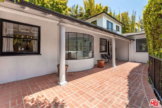 1622 Sunset Plaza Drive, Los Angeles CA: https://media.crmls.org/mediaz/6897df93-82be-4b7c-aee4-def2e0e35dae.jpg