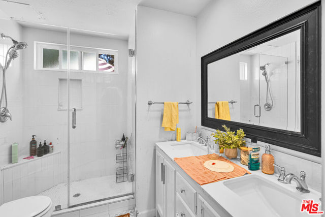 3952 Patrick Henry Place, Agoura Hills CA: https://media.crmls.org/mediaz/6897f4de-baa3-4d84-b9d2-df2fb1eb9301.jpg