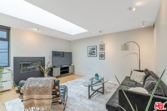 5806 Waring Avenue, Los Angeles CA: https://media.crmls.org/mediaz/68980d7c-a07a-419d-b5d0-4e30b153381c.jpg
