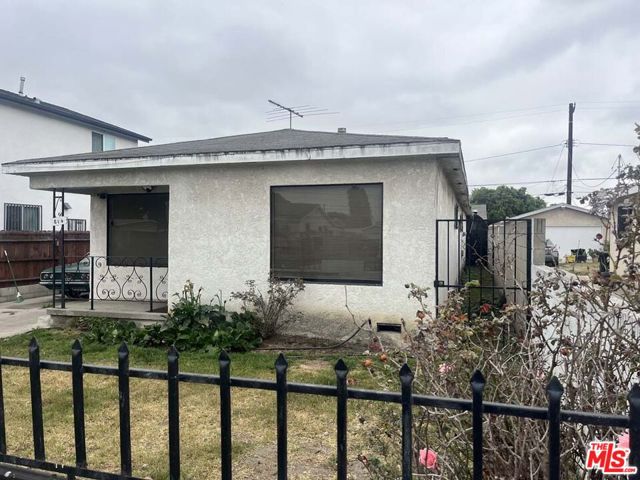 814 E 104th Street, Los Angeles CA: https://media.crmls.org/mediaz/689860ec-a206-4bcc-9003-d5e55ba3c373.jpg
