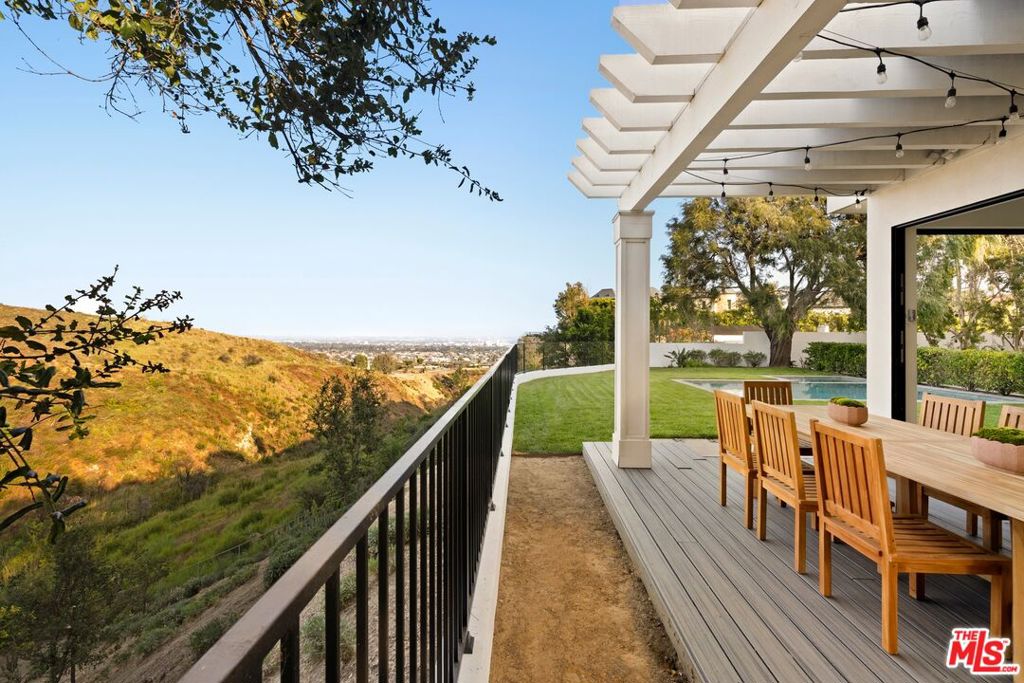 https://media.crmls.org/mediaz/68986ac4-b635-4ecd-9b06-9626937af2c1.jpg?preset=X-Large