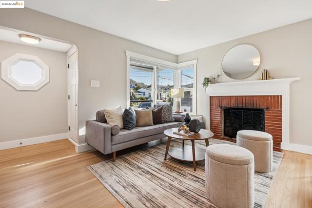 1417 Richmond St, El Cerrito CA: https://media.crmls.org/mediaz/6899490c-7ada-4b7f-80ae-bb58e33d8be0.jpg