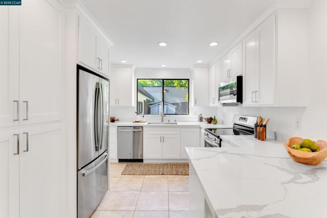 2424 San Miguel Dr, Walnut Creek CA: https://media.crmls.org/mediaz/6899597d-5424-4bbb-8c71-2ea4f810e48f.jpg