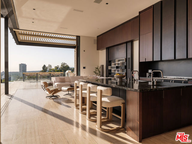 1305 Collingwood Place, Los Angeles CA: https://media.crmls.org/mediaz/689a4136-4495-4e49-ba77-23bd3034fca4.jpg