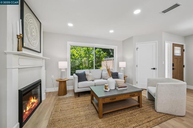 1736 Golden Rain Rd, Walnut Creek CA: https://media.crmls.org/mediaz/689a79a3-c9f5-466b-b630-1418ad7ef020.jpg