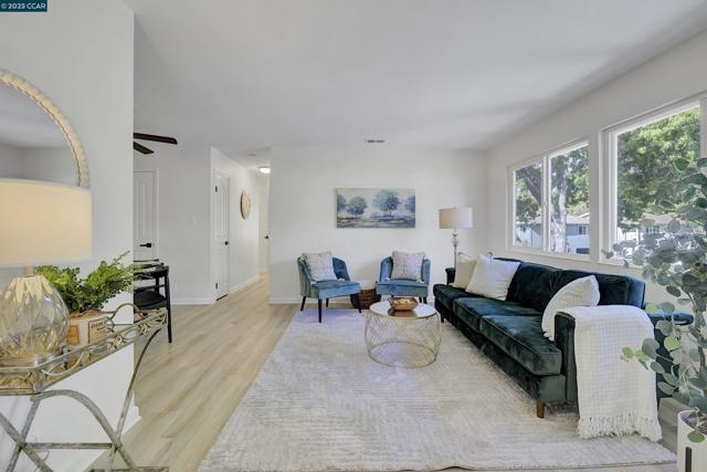 1356 Del Rio Cir, Concord CA: https://media.crmls.org/mediaz/689cdf10-47c1-4c07-8c81-246b420f8139.jpg