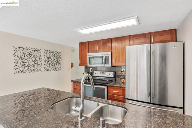 16 Town Sq PL, Oakland CA: https://media.crmls.org/mediaz/689d074a-46d1-4c79-b7f5-182c13d75682.jpg