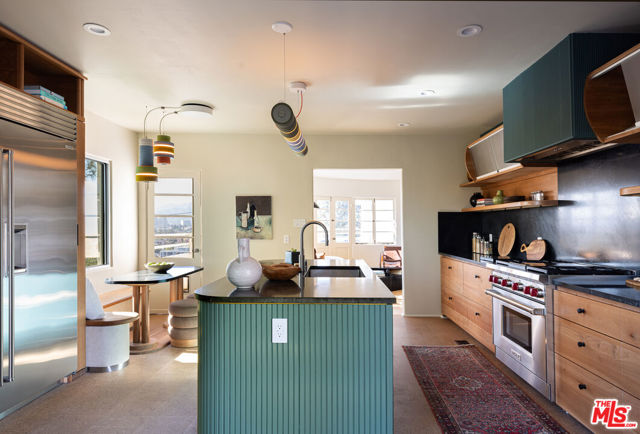 1333 E Palmer Avenue, Glendale CA: https://media.crmls.org/mediaz/689d0b82-1c42-4fd1-9223-107a0f4e73f6.jpg