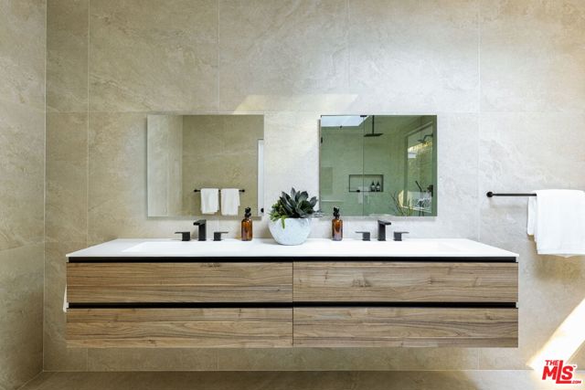 1935 Loma Vista Drive, Beverly Hills CA: https://media.crmls.org/mediaz/689d973a-7875-44a7-9426-c518da7d1f82.jpg