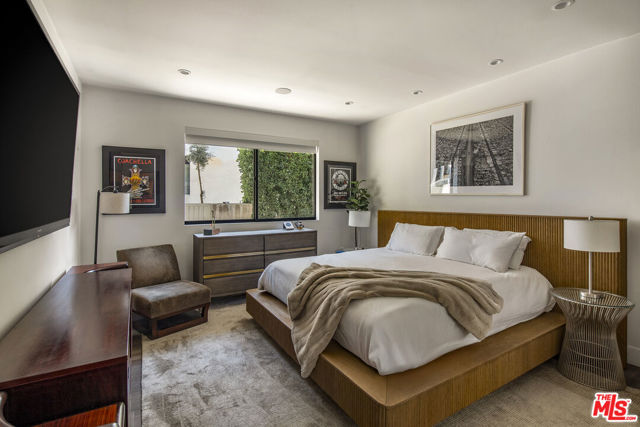 8145 Willow Glen Road, Los Angeles CA: https://media.crmls.org/mediaz/689dd912-59b8-4b9c-825f-929ef2149dd2.jpg
