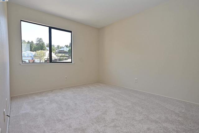 28111 Ziele Creek Dr, Hayward CA: https://media.crmls.org/mediaz/689fa0c9-db5d-4966-9443-e98af46ea1e0.jpg