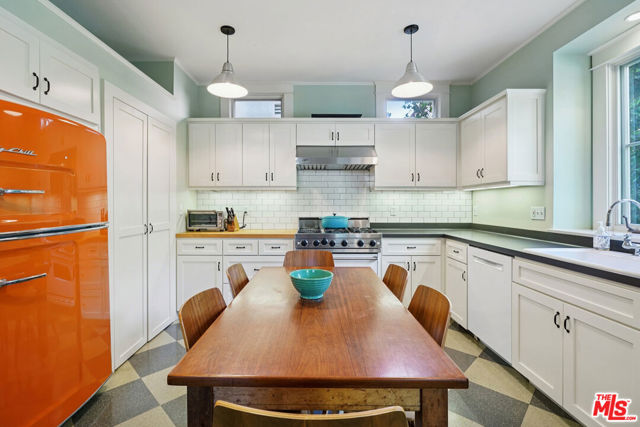 813 Crestmoore Place, Venice CA: https://media.crmls.org/mediaz/689fbcde-d5a8-4046-a394-93b17b30e48d.jpg