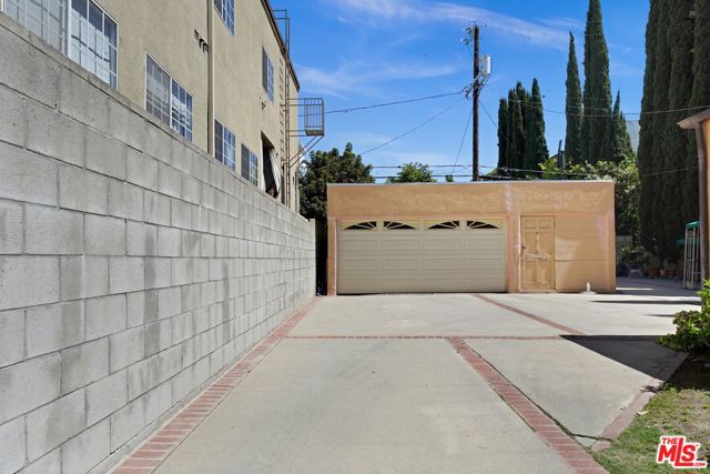 844 N Poinsettia Place, Los Angeles CA: https://media.crmls.org/mediaz/68a0e949-047f-47cf-a53a-73ab47f0c998.jpg