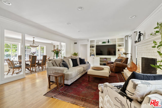 5132 Quakertown Avenue, Woodland Hills CA: https://media.crmls.org/mediaz/68a0f41a-6a06-4e07-921e-23a6a02e0004.jpg